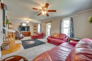 Cozy Iowa Getaway with Patio and Fenced-In Yard! - Dyersville - 7