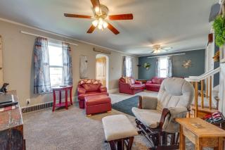 Cozy Iowa Getaway with Patio and Fenced-In Yard! - Dyersville - 5