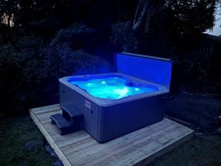 BlaydonBurn - Sleeps 6 - Parking - Garden - HotTub - 0