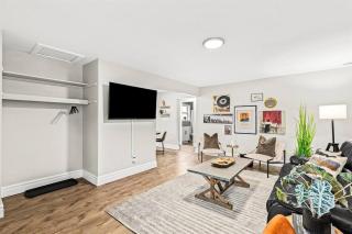 Luxury King Suite - Newly Renovated in Mt. Clemens - Mount Clemens - 2