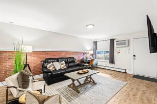 Luxury King Suite - Newly Renovated in Mt. Clemens - 1