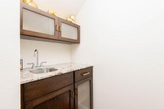 Spacious 2BR/2.5BA + Game Room - Glendale - 1