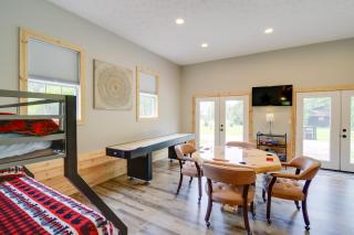 Fire Pit and Hot Tub Family Cabin in Seiverville! - 7