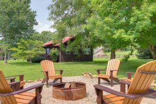 Fire Pit and Hot Tub Family Cabin in Seiverville! - 9