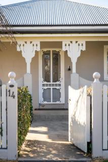 Sampson Cottage - Historic Charm - 0