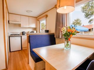 Lakefront Chalet w Terrace - Well - 3