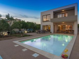 Swanky Villa in Turanj with Private Swimming Pool - Turanj - 0