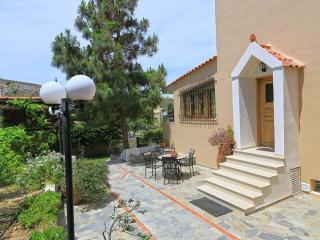 Fantastic holiday home in Karteros with pool - Karteros - 5