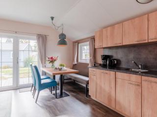 Cozy chalet with covered terrace, in a holiday park on the Leukermeer - Well - 3