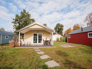 Cozy chalet with covered terrace, in a holiday park on the Leukermeer - Well - 8