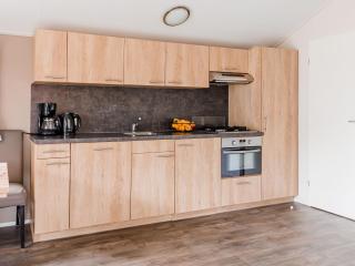 Cozy chalet with covered terrace, in a holiday park on the Leukermeer - Well - 4