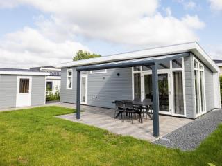 Nice chalet in a holiday park in Lathum - Lathum - 9