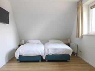 Villa in Friesland with Waterfront Jetty - Idskenhuizen - 2