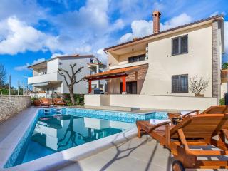 Holiday Home in Pula near Beach & Pool - 3