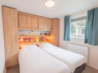 Chalet in Duisburg with Beach and Harbor Views - 7
