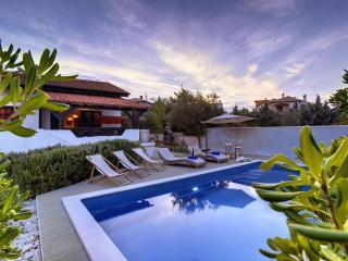 Holiday home with swimming pool near centre - Ližnjan - 9