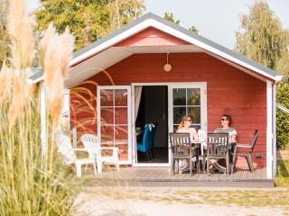 Chalet with covered terrace in the Leukermeer - 2