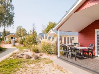 Chalet with covered terrace in the Leukermeer - Well - 6
