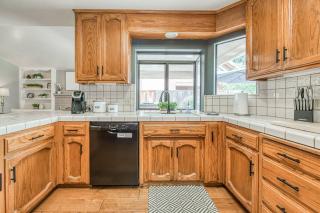 Stylish 3BR/2BA Retreat w/ Pool! Dream Getaway - Fresno - 2