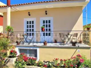 Toula's Garden-View Apartment 3 - 4