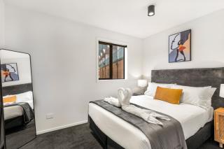 Modern Central Living - 3 Bed Aprtmnt with Gym - Queenstown - 3