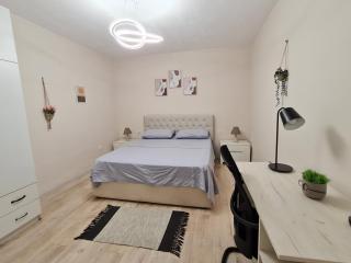 Downtown Boulevard apartment with a cute balcony! - Tirana - 9