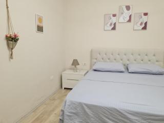 Downtown Boulevard apartment with a cute balcony! - Tirana - 8
