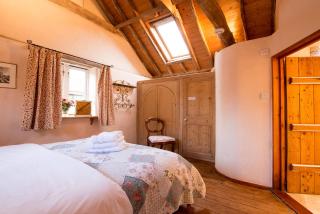 Snow Cottage laid back style with footpaths to a great Macro Brewery Pub - 2