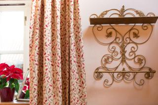 Snow Cottage laid back style with footpaths to a great Macro Brewery Pub - 1