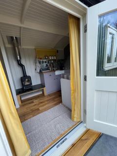 Bathsheba, Luxurious Shepherds Hut set in Todber a hamlet set in Thomas Hardy's iconic rural Dorset - 1