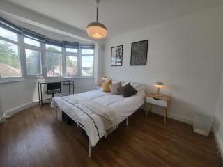 4 Bedroom House - Free Parking, Great access to London, Herts, Essex - 4