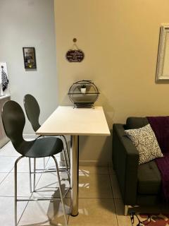 Neat and cozy apartment in central Rosebank with unlimited Wi-Fi and backup power - Johannesburg - 6