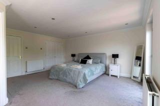 Huge 6 Bed House with Entertainment room and Hotub - 6