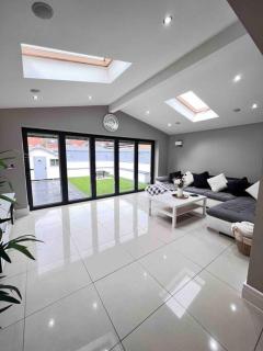 Stunning Home in Astley - 4