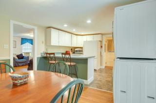 1 Mi to Marina Hyannis Home with Furnished Deck - Hyannis - 4