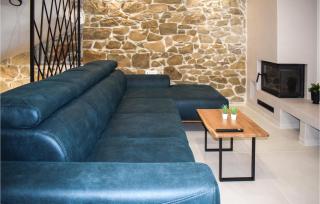 4 Bedroom Beautiful Home In Mundanije - 1