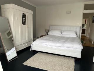The Clock Tower Apartment - Spacious, Modern, 2 Bedroom Apartment , Southsea with Free parking - sleeps 4 - 9