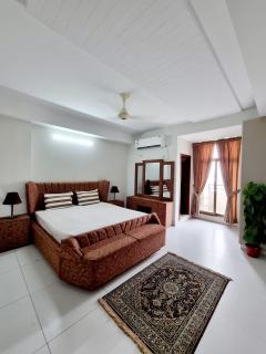 Three Bed Attached Bath Netflix Wifi Smart TV Parking WFH Desk Near Airport - Islamabad - 0