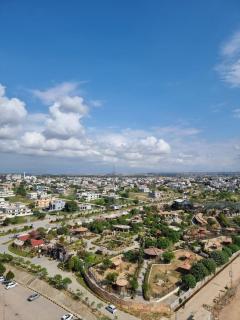 Three Bed Attached Bath Netflix Wifi Smart TV Parking WFH Desk Near Airport - Islamabad - 7