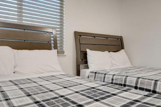 Vegas Hideaway~Pool, Bar, Many beds~NEAR STRIP - Las Vegas - 5