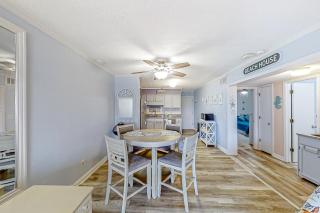 Sea Cabin Beach Getaway - Myrtle Beach - 4