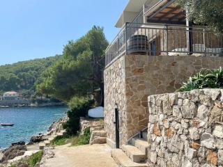 Seaside secluded apartments Cove Lucica, Hvar - 15546 - Gdinj - 0