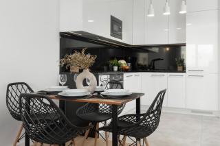 Modern & Bright Apartment with Parking and Balcony by Noclegi Renters - 7