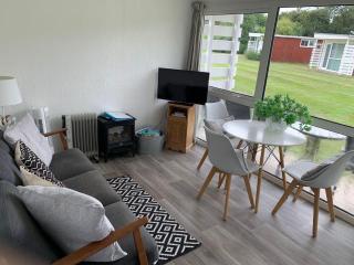 Lovely 4 Berth Chalet At Cedar Springs Park In Heacham, Norfolk Ref 92031Cs - 6