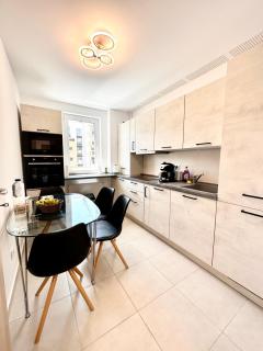 Urban Plaza Astra - Rise Private Apartments & Suites - Braşov - 3
