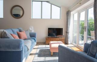 Finwood Green Farm Holiday Cottages-The Calf Shed and The Milk Parlour - Henley-in-Arden - 3
