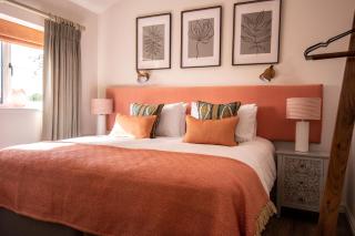 Finwood Green Farm Holiday Cottages-The Calf Shed and The Milk Parlour - 4