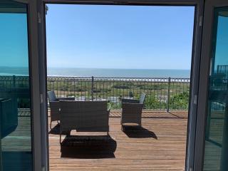 Cliff Haven- Spectacular sea views from balcony, pets go FREE - Pendine - 0