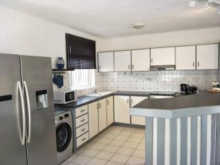 KASPOZ Entire Holiday Home - Private garden & 5 mins walk to the beach - 2