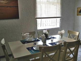 KASPOZ Entire Holiday Home - Private garden & 5 mins walk to the beach - 1
